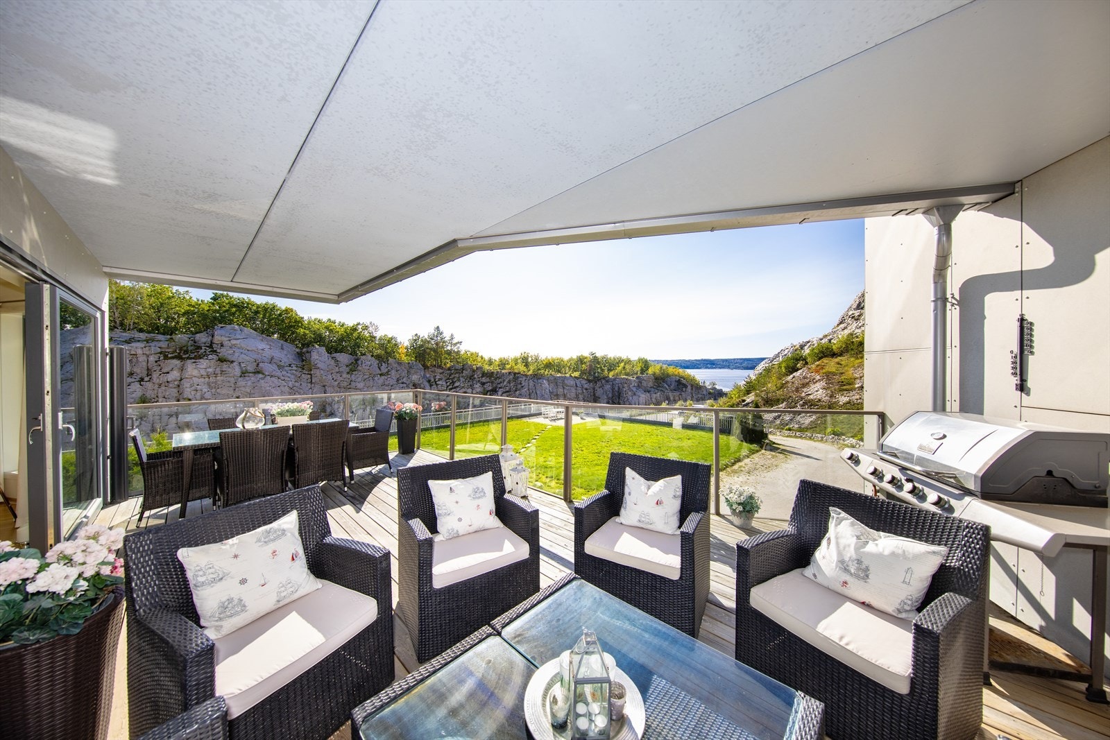 Fra stuen er det utgang til balkong på 27 kvm. Her kan du nyte fin sjøutsikt. Galleribilde