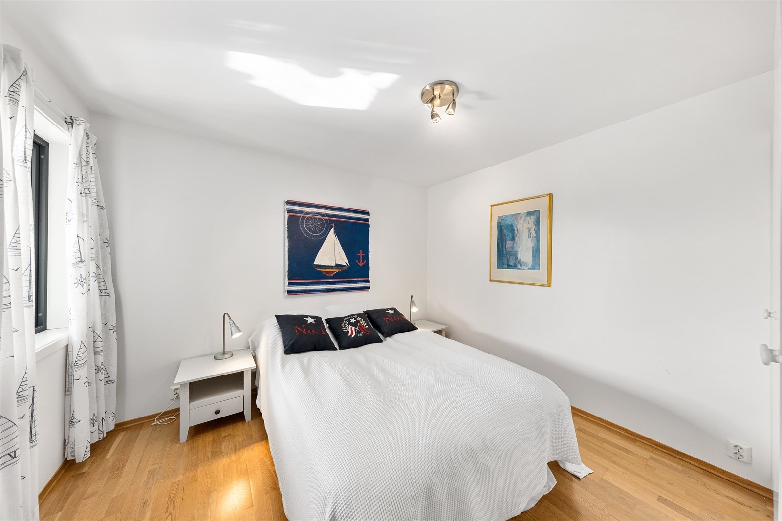 Det er totalt to soverom i enheten, hvorav det er plass til dobbeltseng/familiekøye på begge rom. Galleribilde