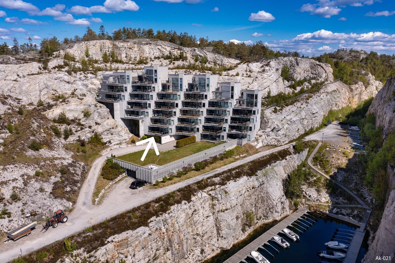 Enheten ligger i 2.etasje (heis) og disponerer både båtplass og garasjeplass i felles anlegg. Galleribilde