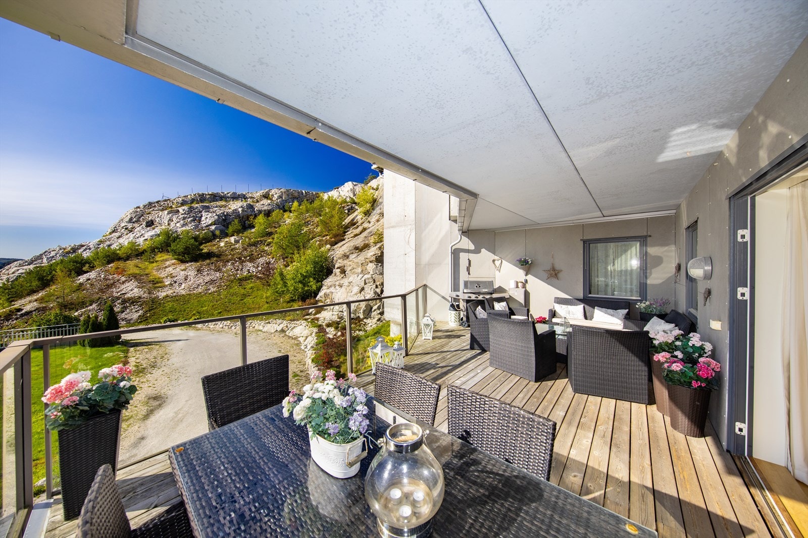 Den skråstilte fasen på balkongen gjør at det blir lite innsyn. Galleribilde