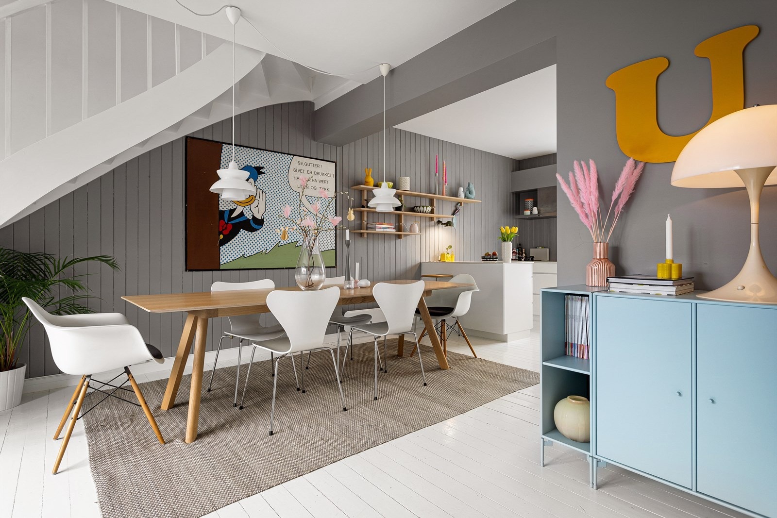 I tilknytning til kjøkkenet er det god plass til langbord - et hyggelig og naturlig samlingspunkt både i hverdagen og ved festligere anledninger. Galleribilde