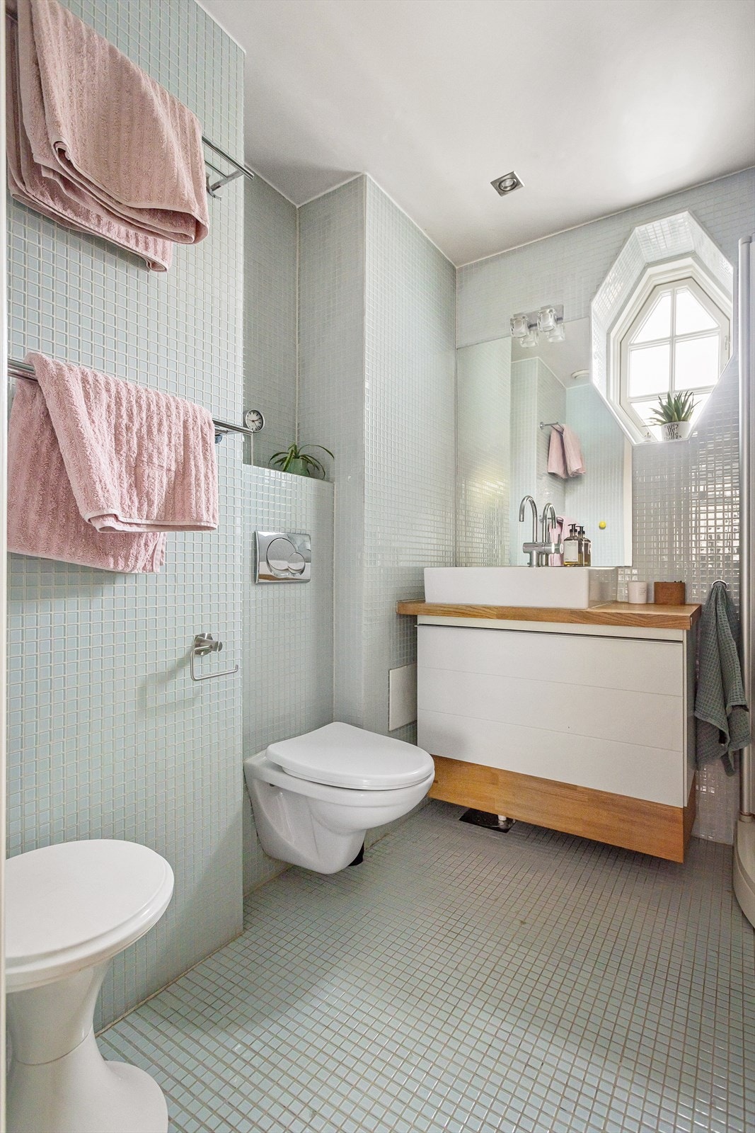 Det er behagelige varmekabler i gulvet, og opplegg for vaskemaskin. Galleribilde