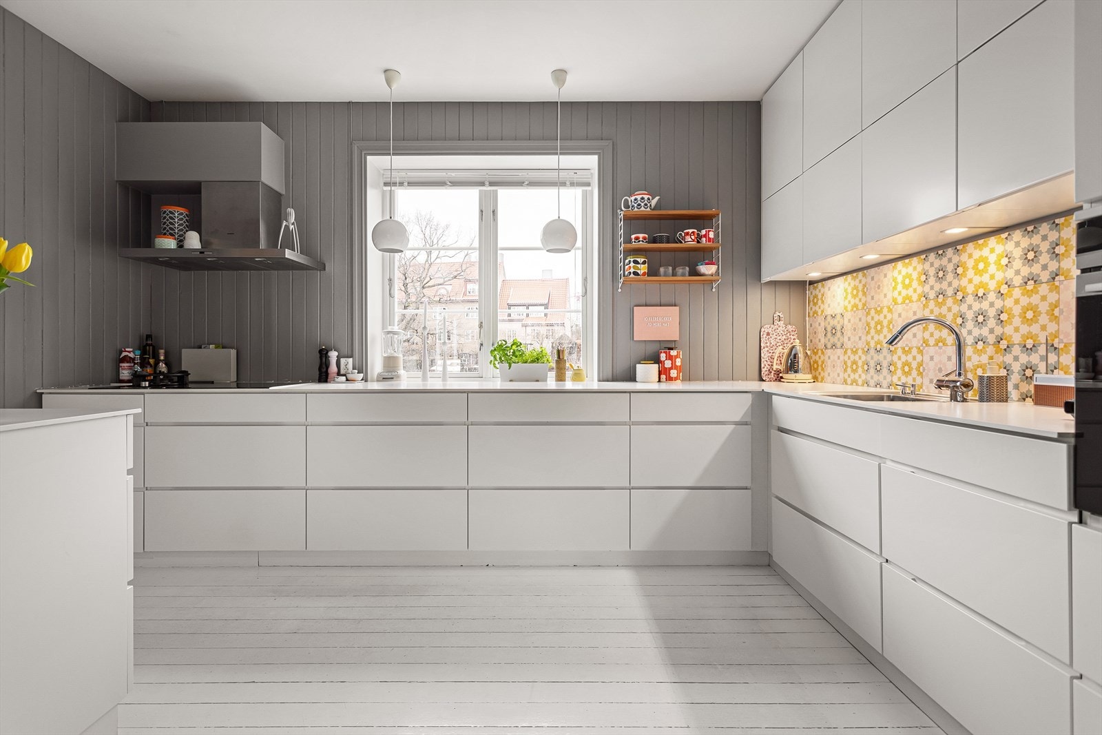 Innredningen består av kompakt laminat benkeplate, fliser over benk, ventilator vifte og underlimt kum. Videre er det integrert komfyr, induksjon platetopp og gasstopp (litt skadet), samt oppvaskmaskin. Galleribilde