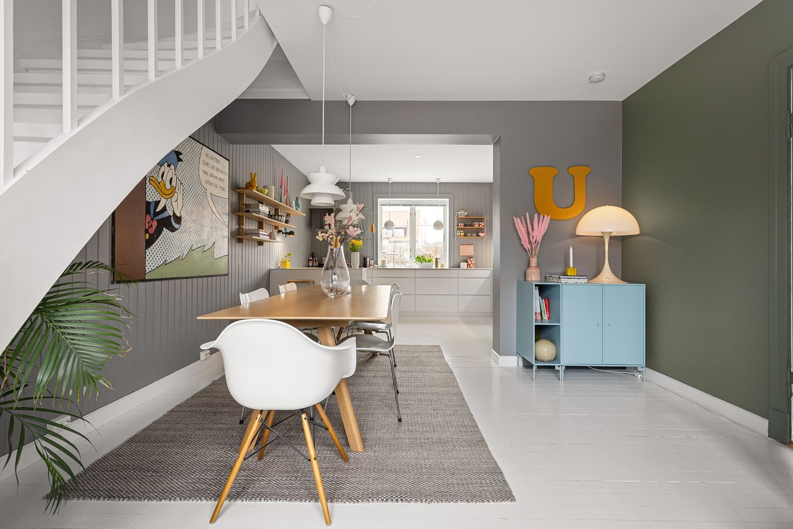 Spisekjøkkenet er malt i duse og behagelige fargekombinasjoner. På gulvet er det originale tregulvet slipt og malt. Galleribilde