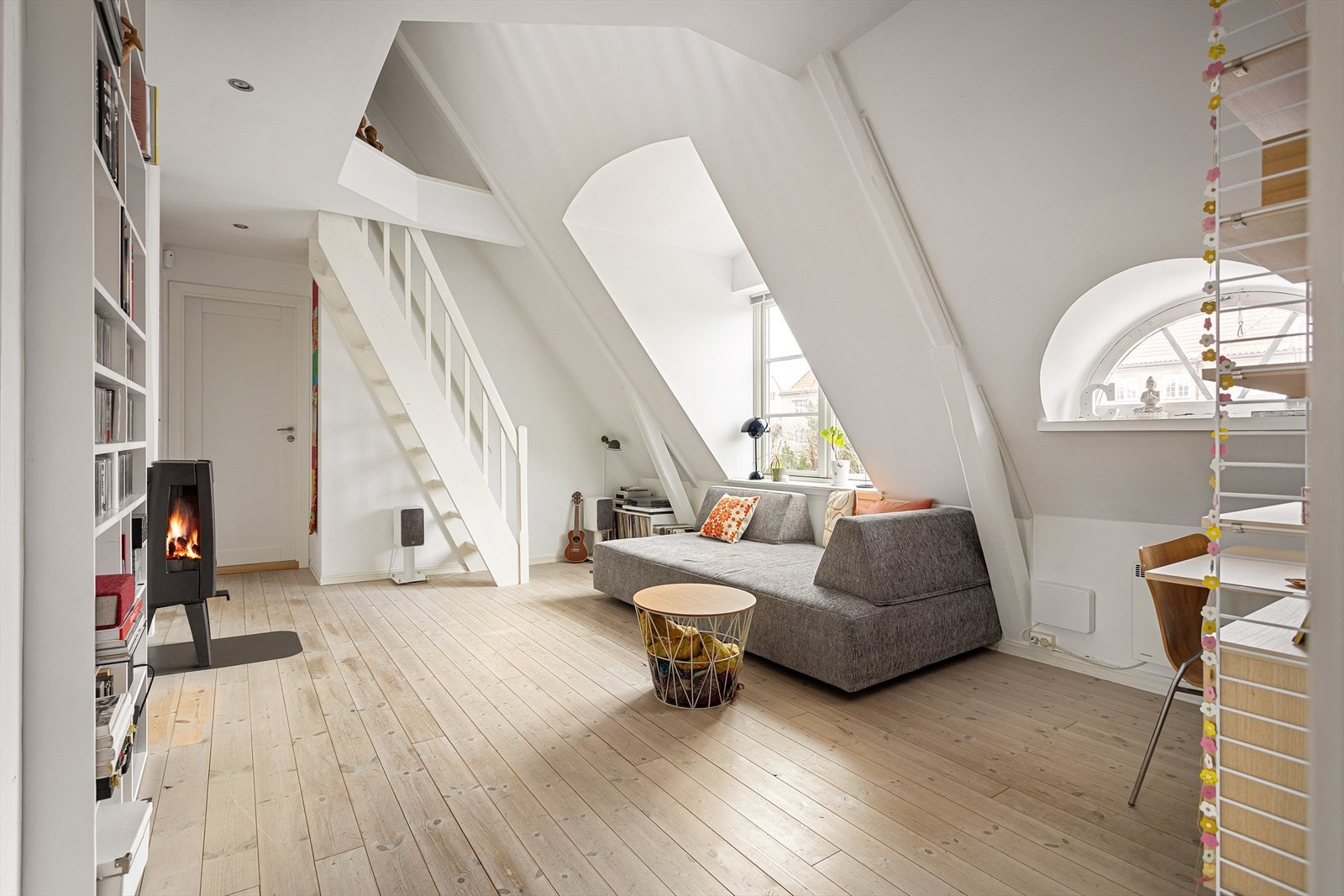 Videre kommer man opp til boligens loftsetasje som består loftstue, to soverom og hemsløsning. Galleribilde