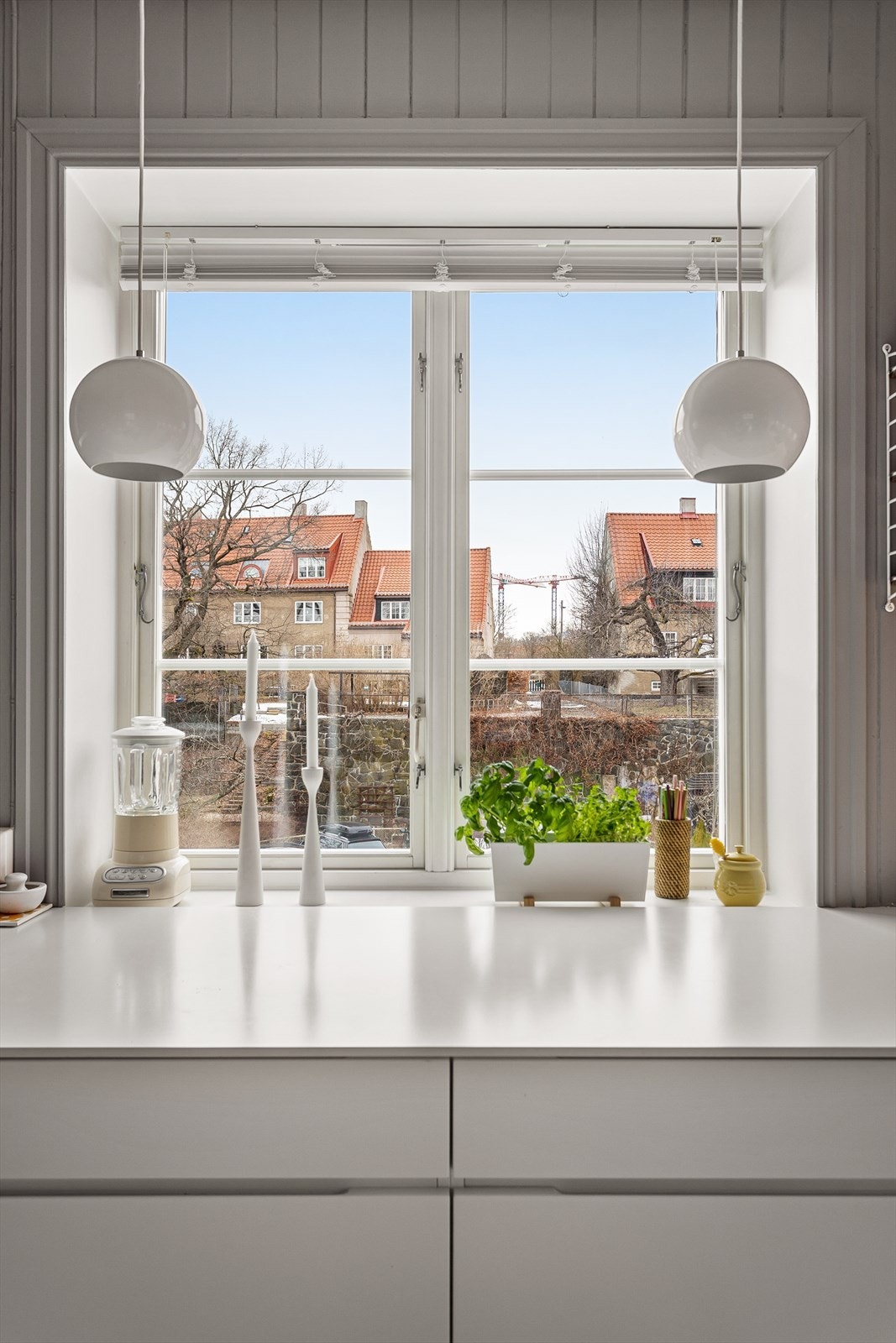 Fra kjøkkenet har herlig utsyn til nabolaget og dens vakre hager og ærverdige bebyggelse. Galleribilde