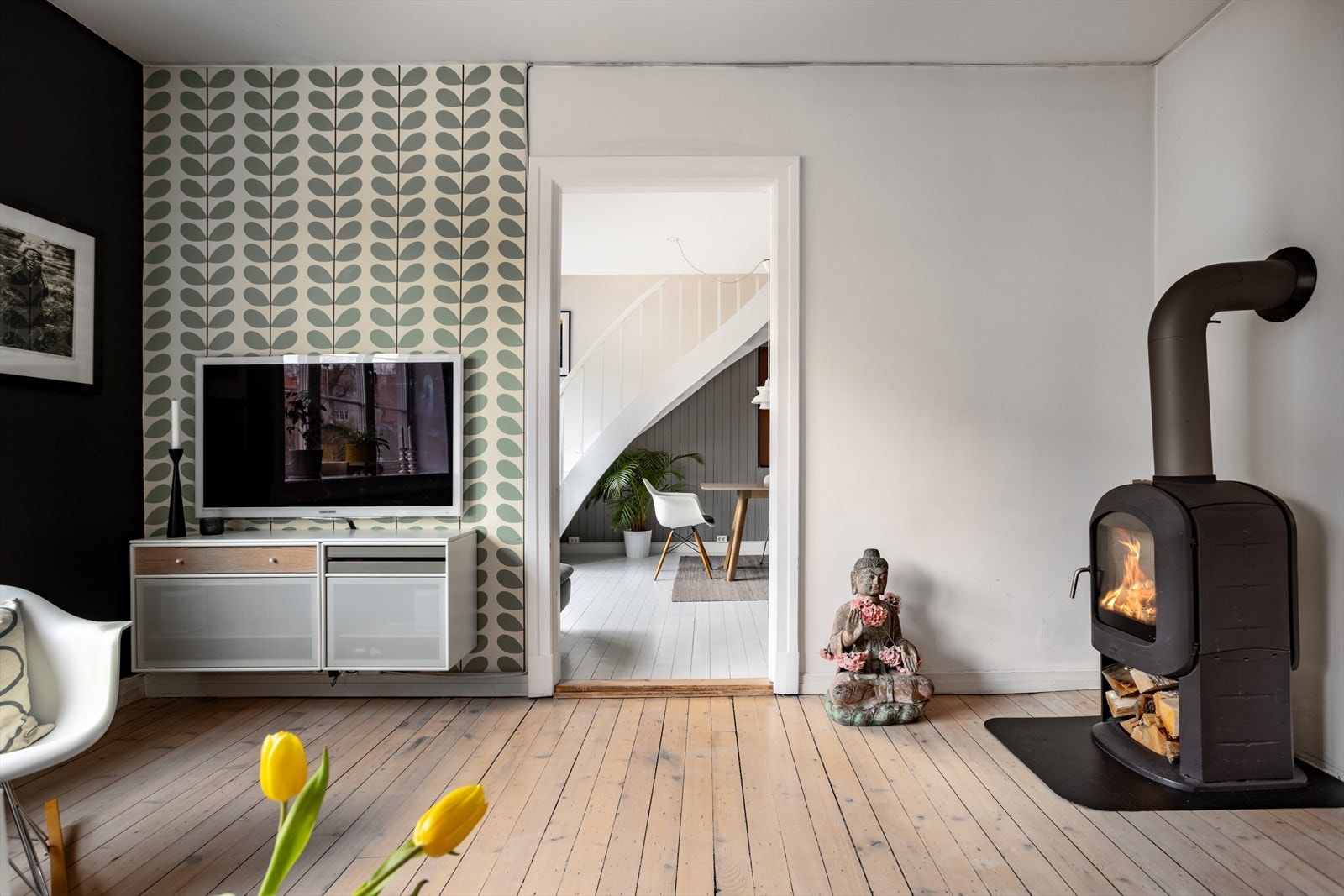 Rommet har i tillegg en lun og stemningsfull peisovn som er en ypperlig varmekilde på kaldere dager. Galleribilde