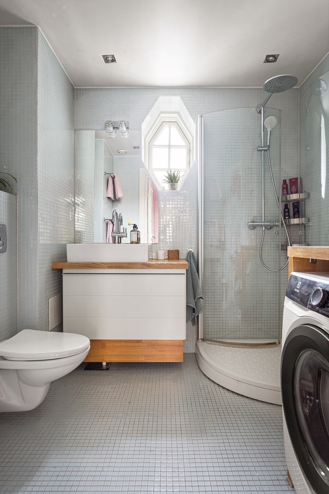 Badet er fra ca. 2008, og består av vegghengt wc, servant med skuffer under og dusj i hjørne med bunn (kar). Galleribilde