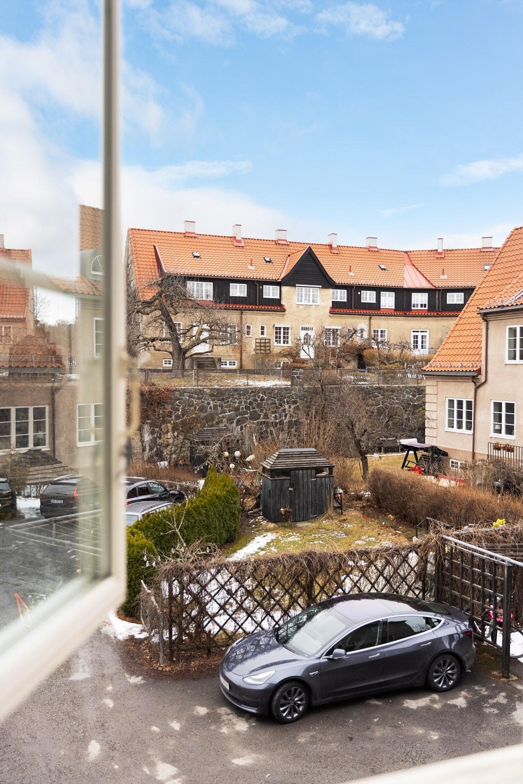 Fra kjøkkenet har man også utsyn til hageparsellen. Galleribilde