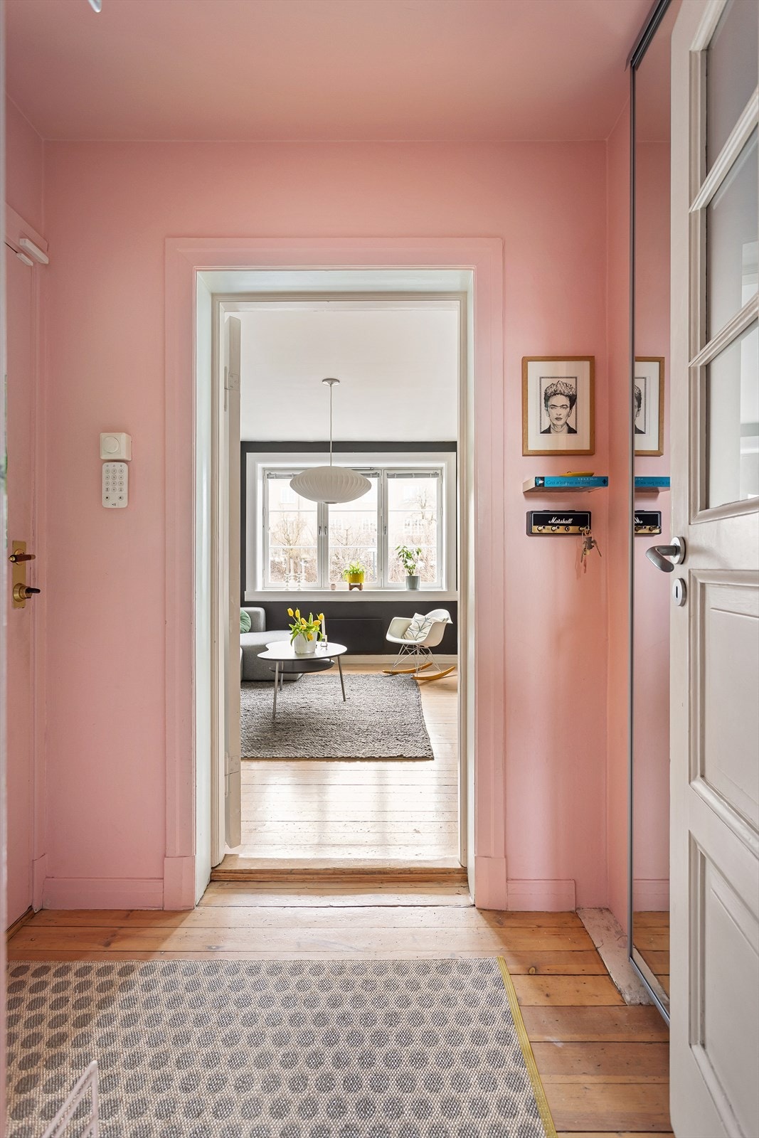 Entréen har plass til oppbevaring av sko og yttertøy. Det er ekstra lagringsplass i kjellerbod og utebod i hageparsellen. Galleribilde