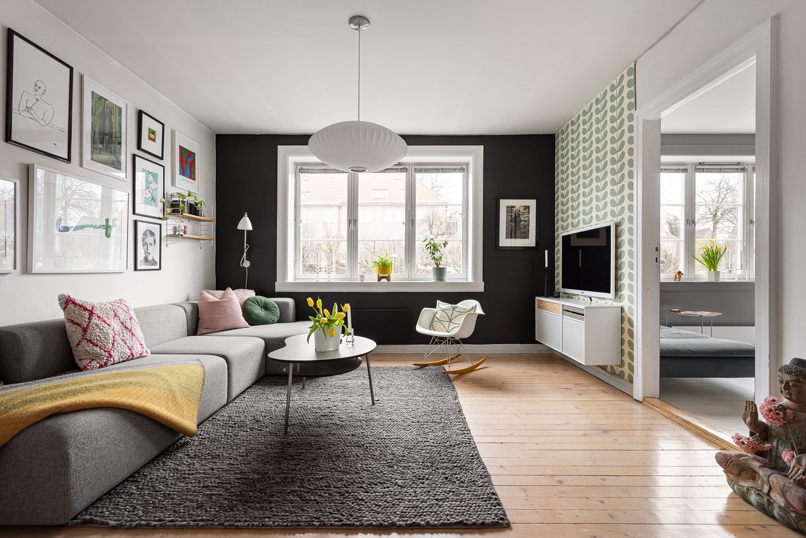 Leiligheten har flotte lysforhold med store vindusflater som slipper inn rikelig med naturlig sollys. Galleribilde