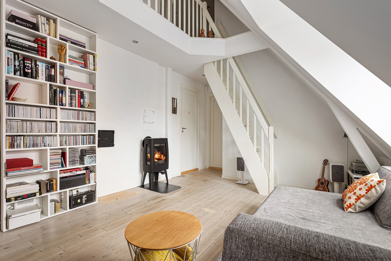 De ulike oppholdssonene gjør leiligheten til en ypperlig familiebolig. Loftstuen har også en hyggelig peisovn. Galleribilde