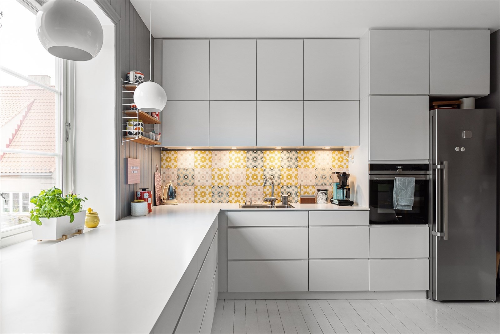 Det er rikelig med både skap- og benkeplass til matlagingen. Galleribilde