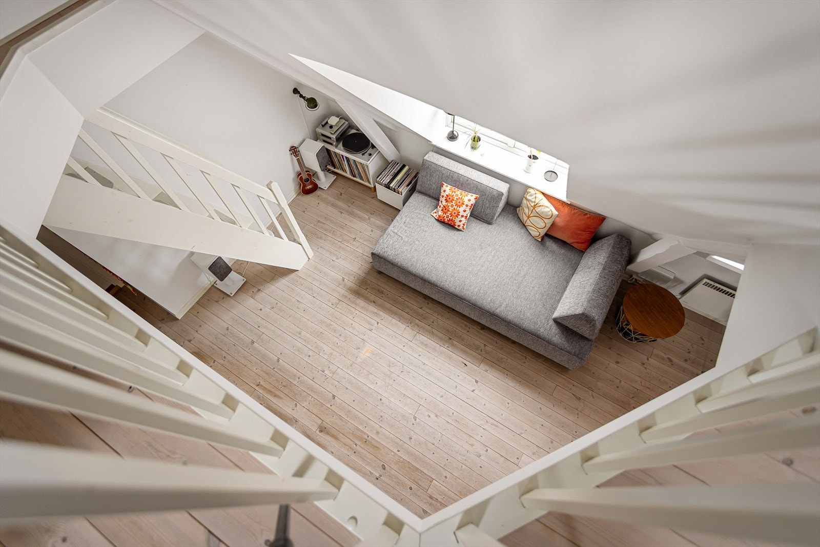 Fra loftstuen er det trapp opp til hemsløsningen. Galleribilde