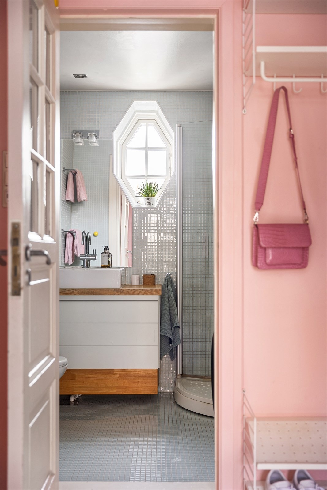 I praktisk tilknytning til entréen, og fint tilbaketrukket fra boligens oppholdsrom, finner man baderommet. Galleribilde