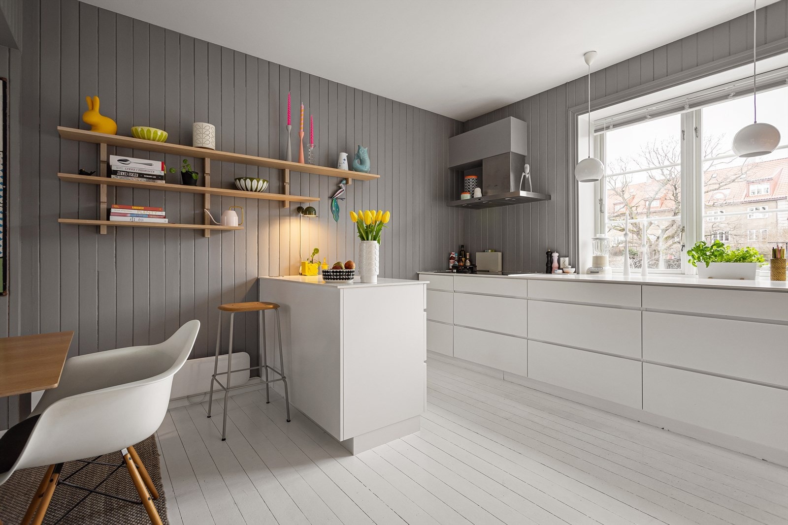 Kjøkkenet har en glatt laminat innredning fra Kvik som var ny i 2012. Barløsningen og overskapene er fra 2019. Galleribilde