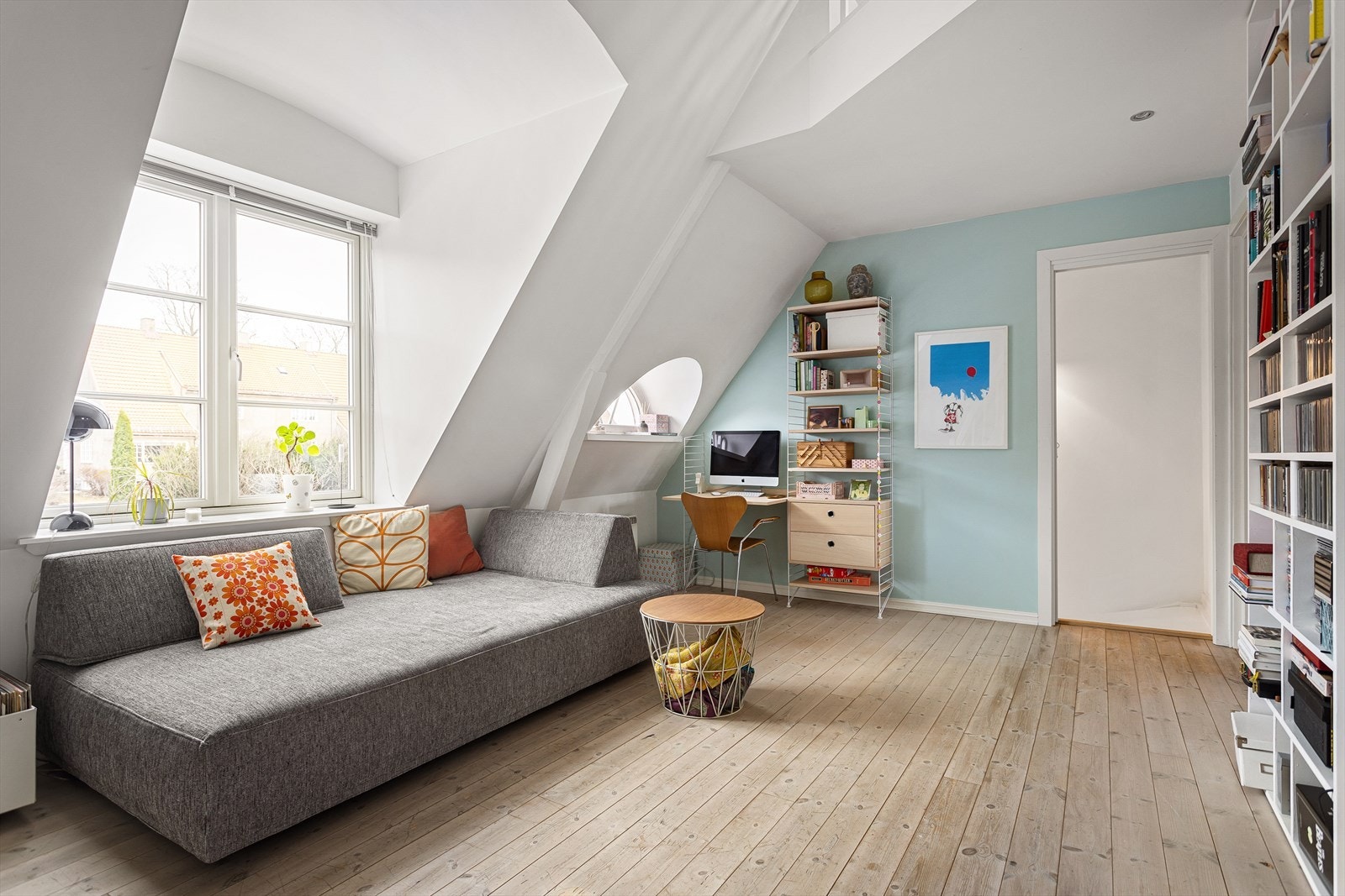 Da loftet ble bygget ut var det tre godkjente soverom i etasjen. Deler av loftsstuen kan enkelt tilbakeføres til et tredje soverom dersom man har behov for det. Galleribilde