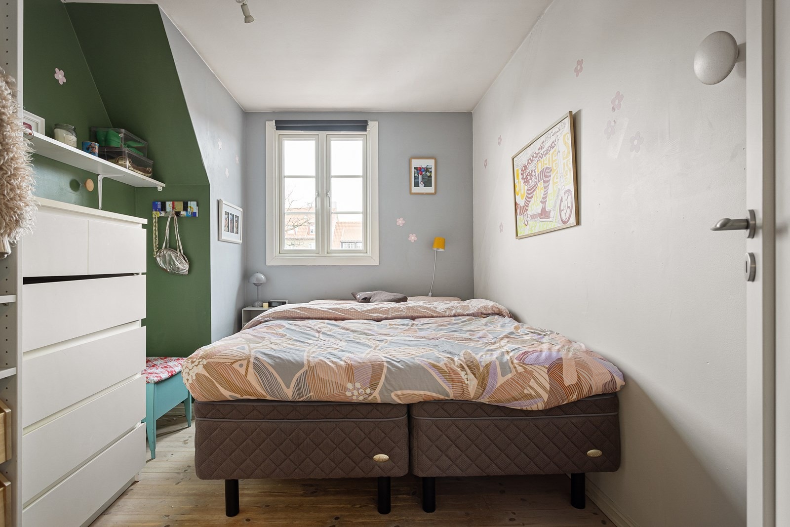 Hovedsoverommet har plass til dobbeltseng og garderobeløsning. Galleribilde