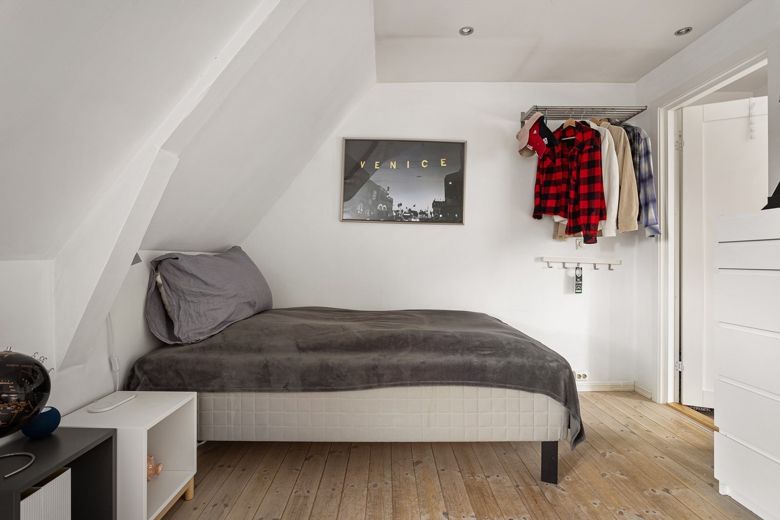 Det er plass til seng, garderobe og øvrig møblement. Galleribilde