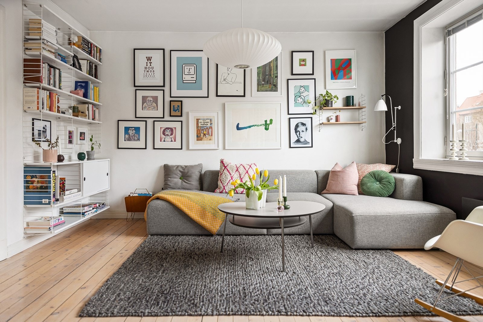 En innholdsrik og hyggelig familiebolig beliggende i 2.etasje med utbygget loft og praktisk hemsløsning. Galleribilde