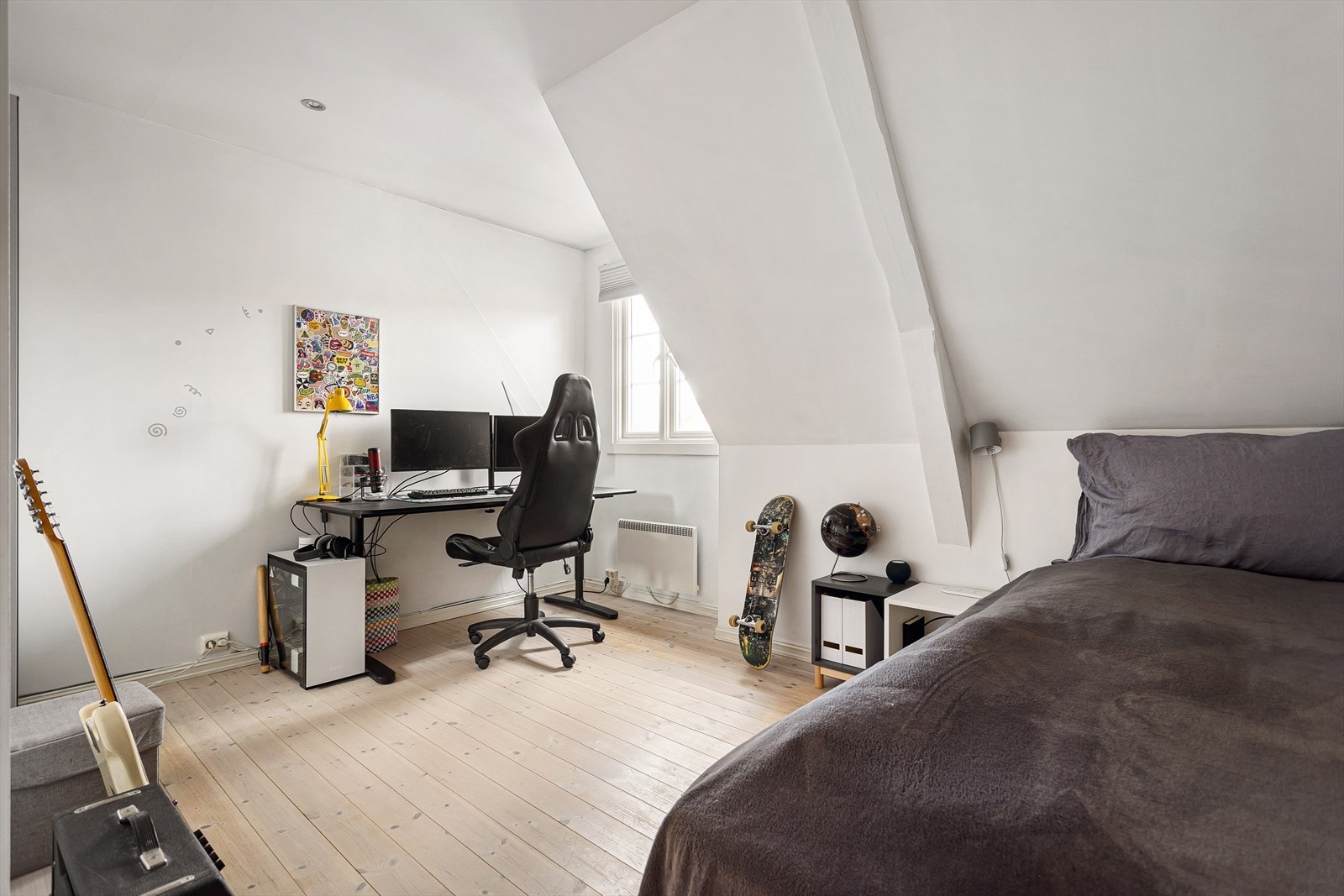 Det øvrige soverommet kan fint innredes og benyttes som barnerom, gjesterom, kontor eller det man måtte ønske. Galleribilde