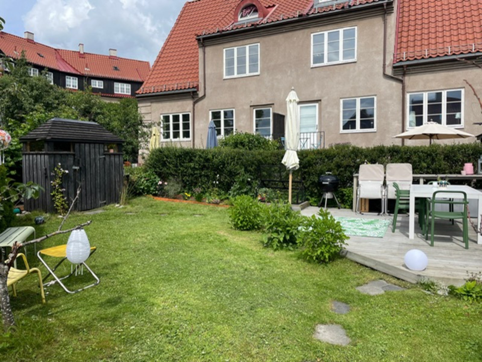 Selgers eget bilde | Hageparsellen ligger rolig og fint til i det indre gårdsrommet. Her har man en idyllisk og solrik oase til glede hele året rundt. Galleribilde