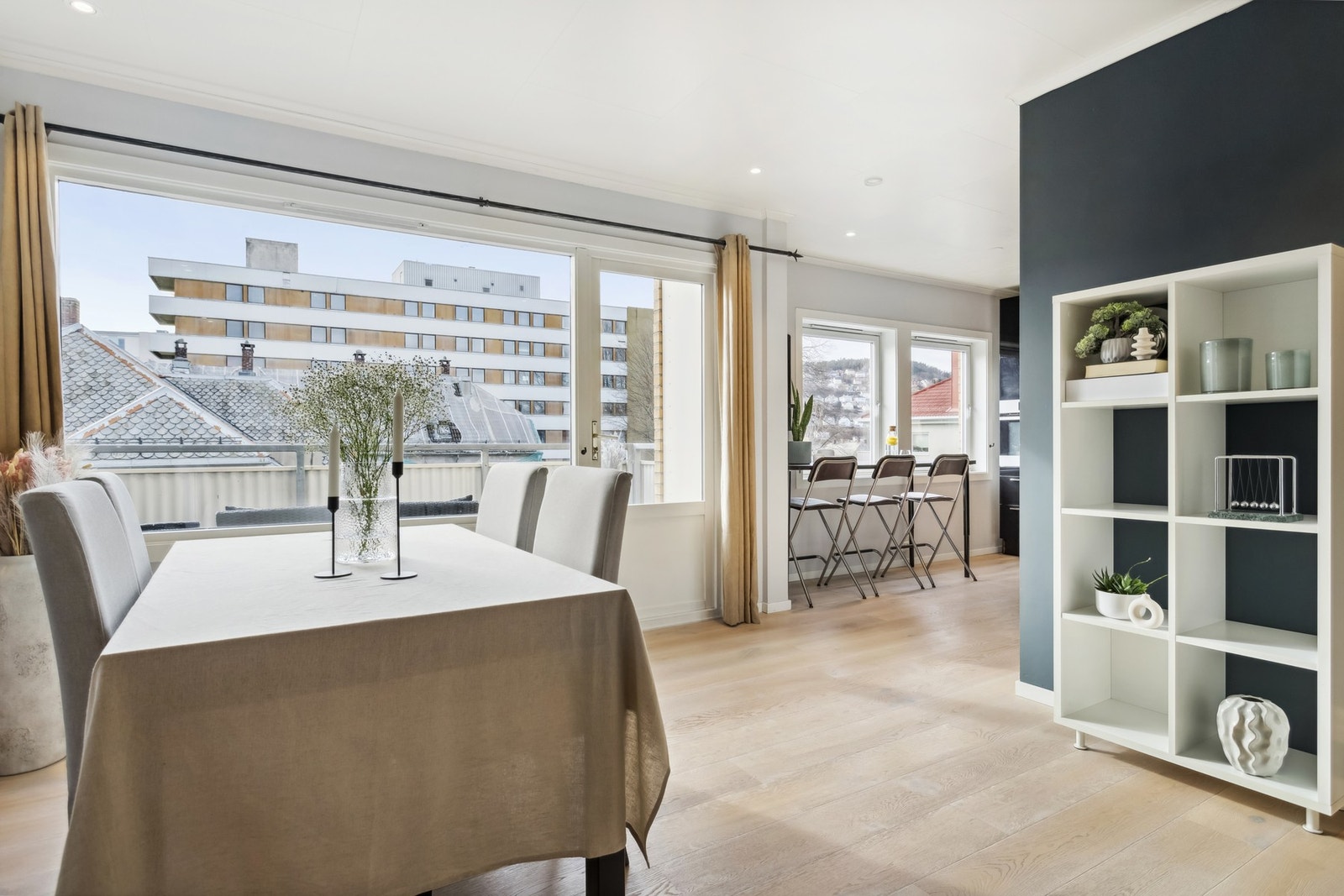 God plass til stor sittegruppe. Galleribilde
