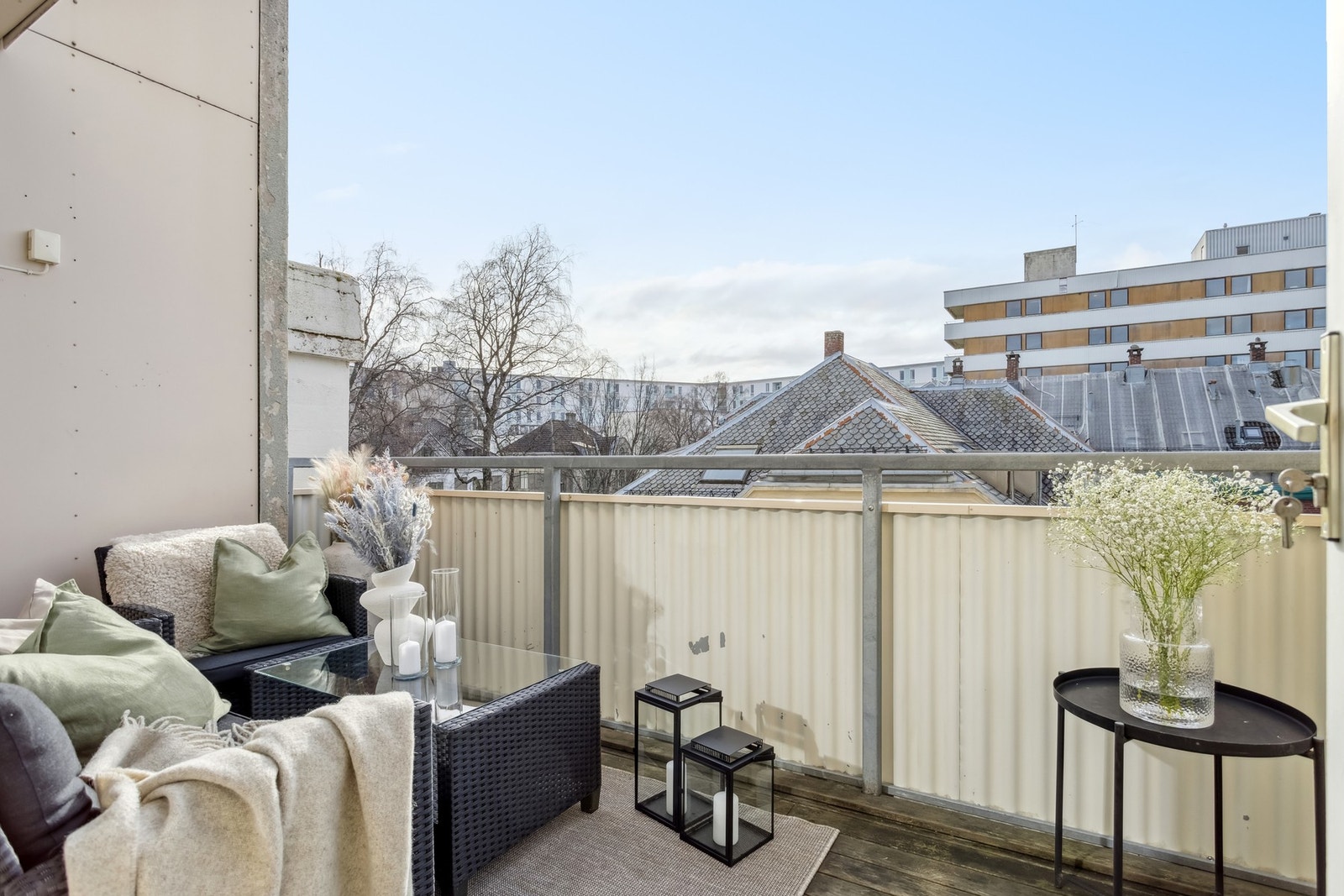 Leiligheten ligger i 4 etasje som gir den fint utsyn og lite direkte innsyn. Galleribilde