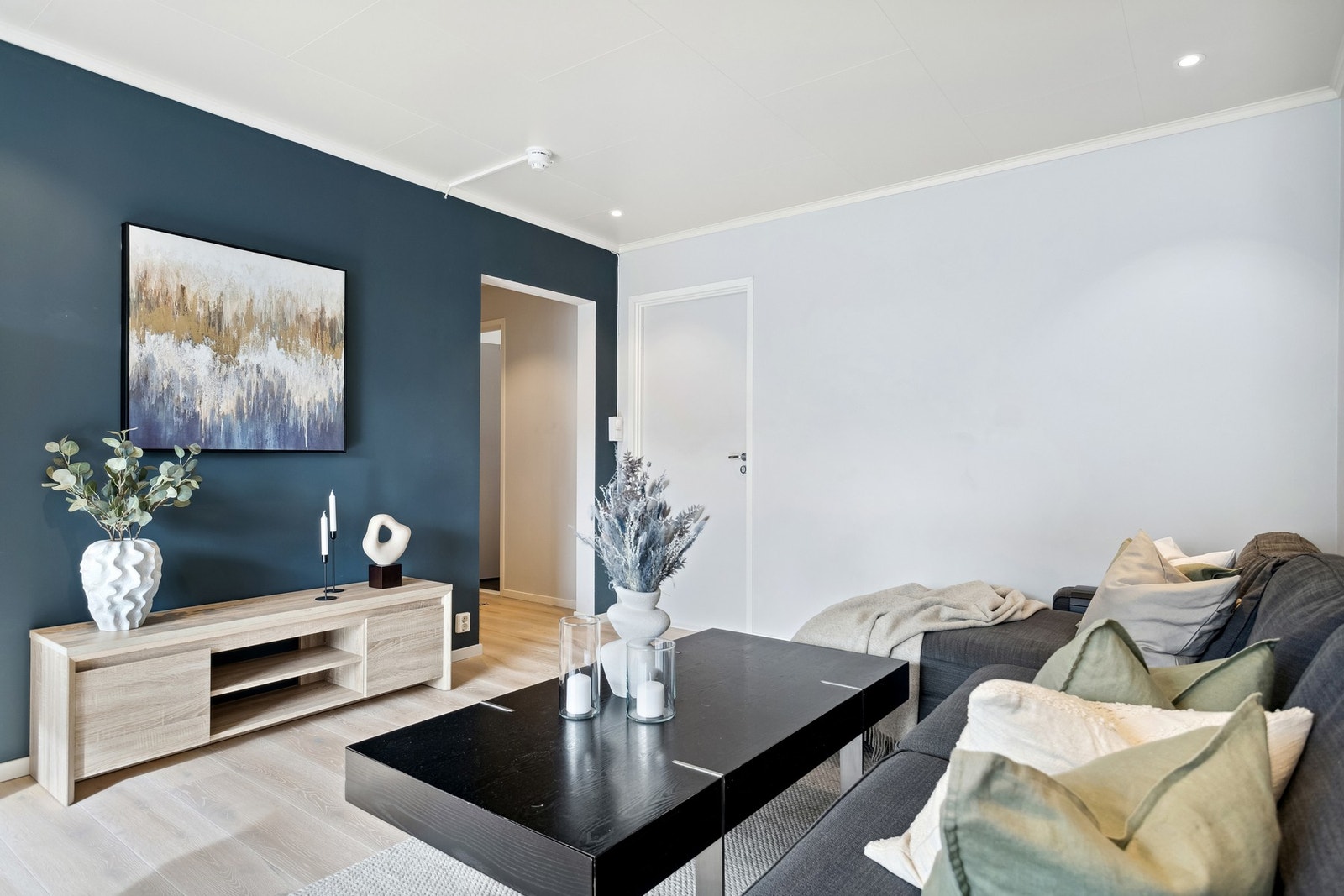Stuen er malt i moderne farger. Galleribilde
