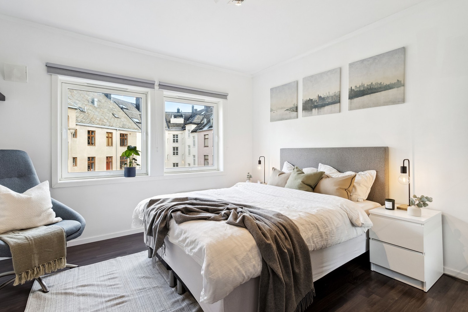 Rommene har alle plass til garderobe, kontorplass og seng. Galleribilde