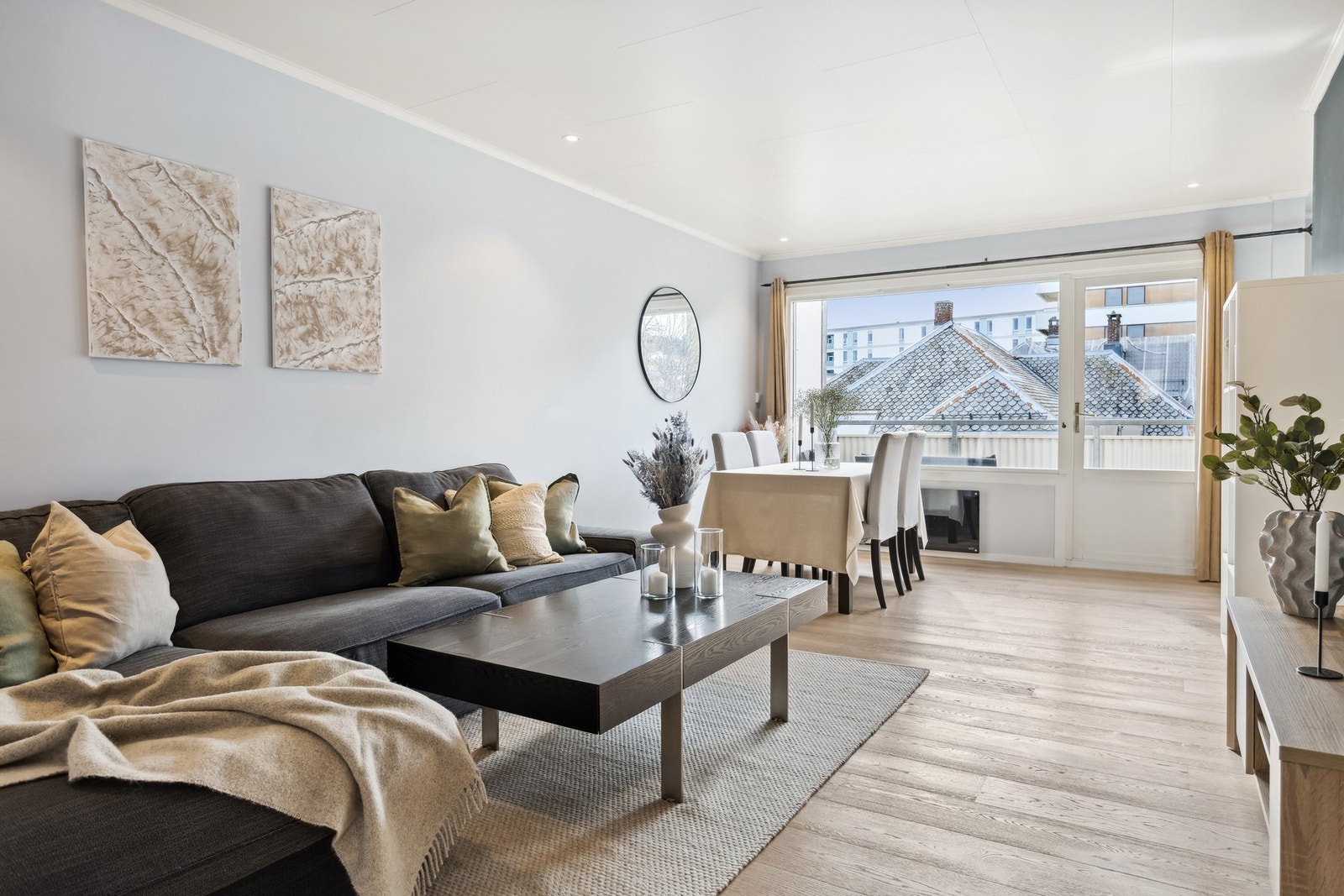 Store vindusflater på stuen som gir mye naturlig lys. Galleribilde