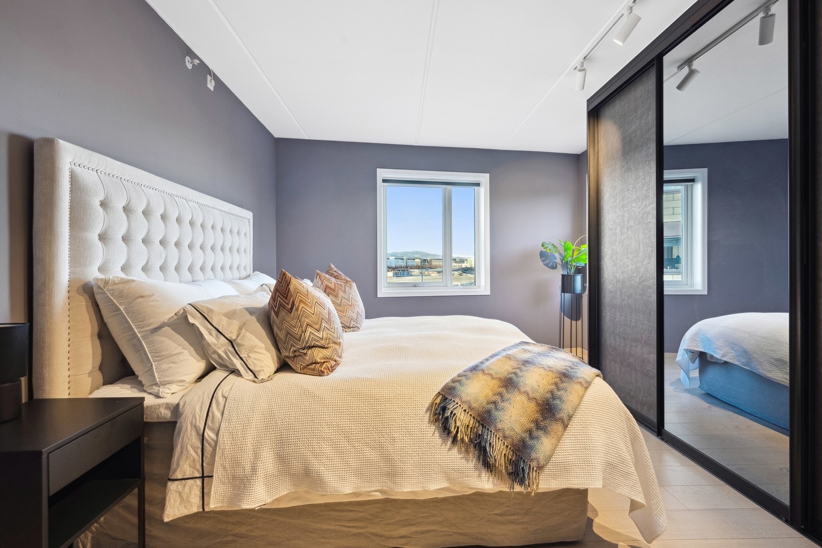 Hovedsoverommet oppleves som romslig og er innredet med en stor skyvedørsgarderobe Galleribilde