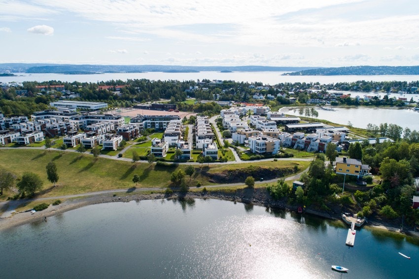 Kun ca. 250 meter ned til den idylliske badestranden i Koksabukta. Populært med morgenbad her Galleribilde