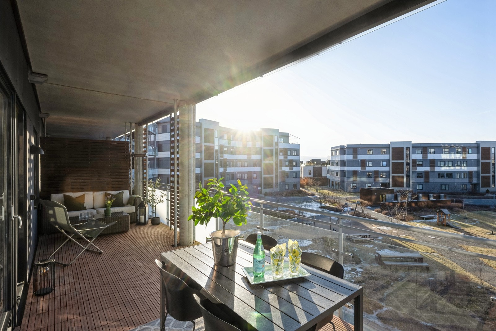 Leiligheten byr på en unik og stor balkong med flotte solforhold Galleribilde