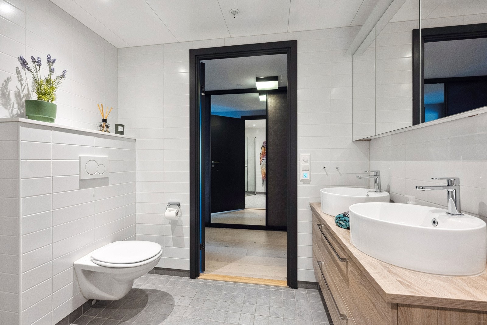 Badet har en gjennomgående god standard, og ble oppgradert i 2022 med nye servanter og møbel Galleribilde