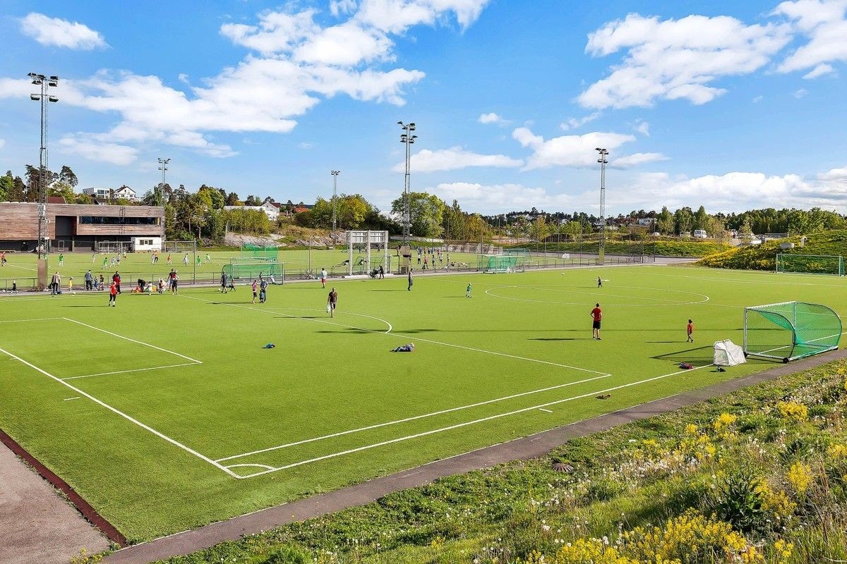 Hundsund fotballbane ligger i gangavstand fra boligen Galleribilde