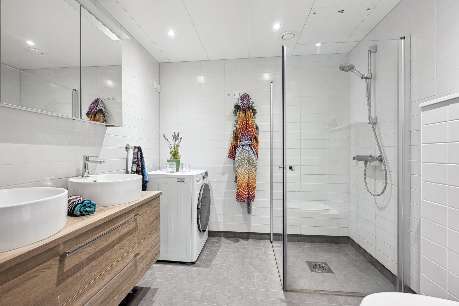 Badet har elektrisk gulvvarme og opplegg for vaskemaskin Galleribilde