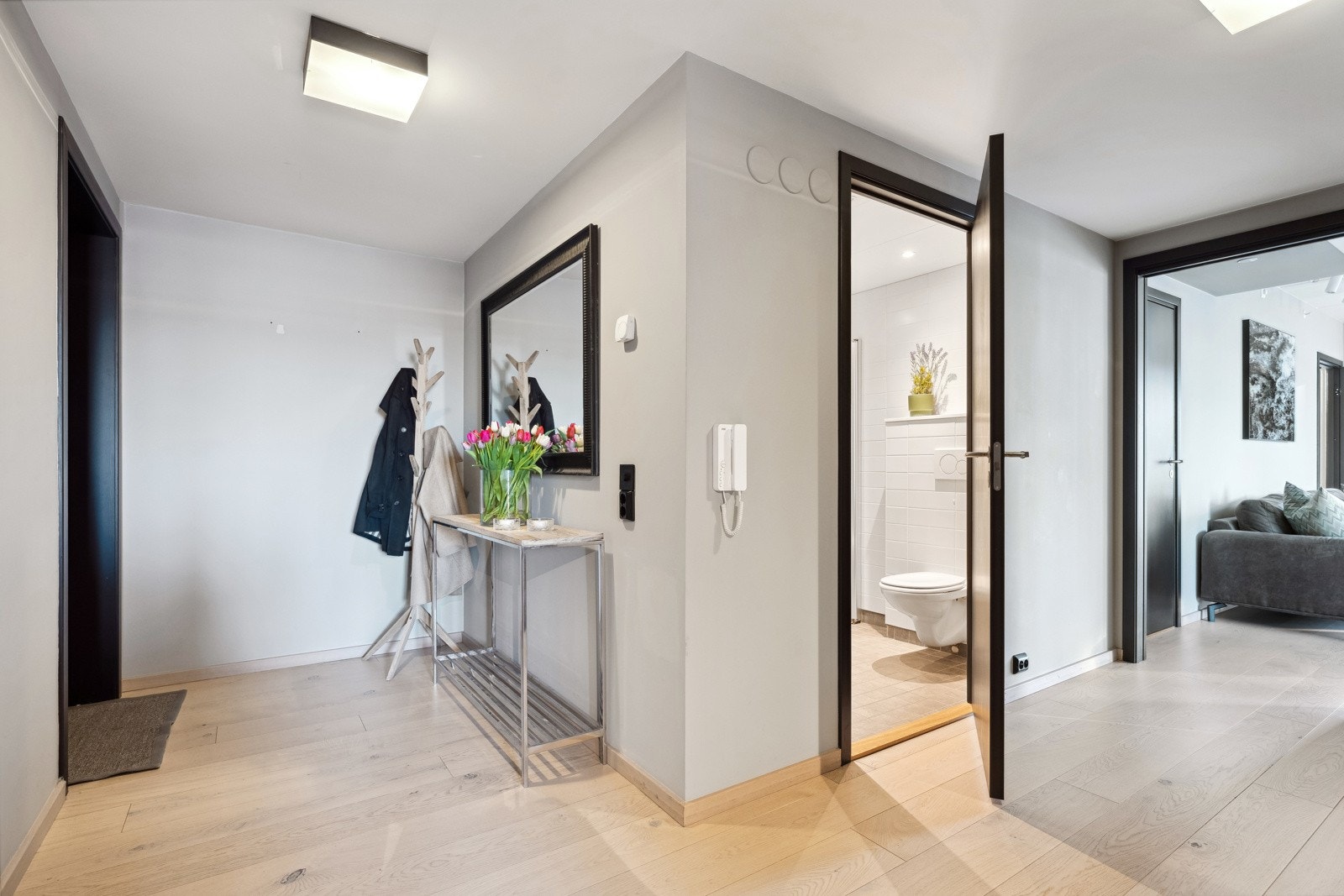 Entreen er romslig og åpen, med god plass til entrémøbler mm. Galleribilde