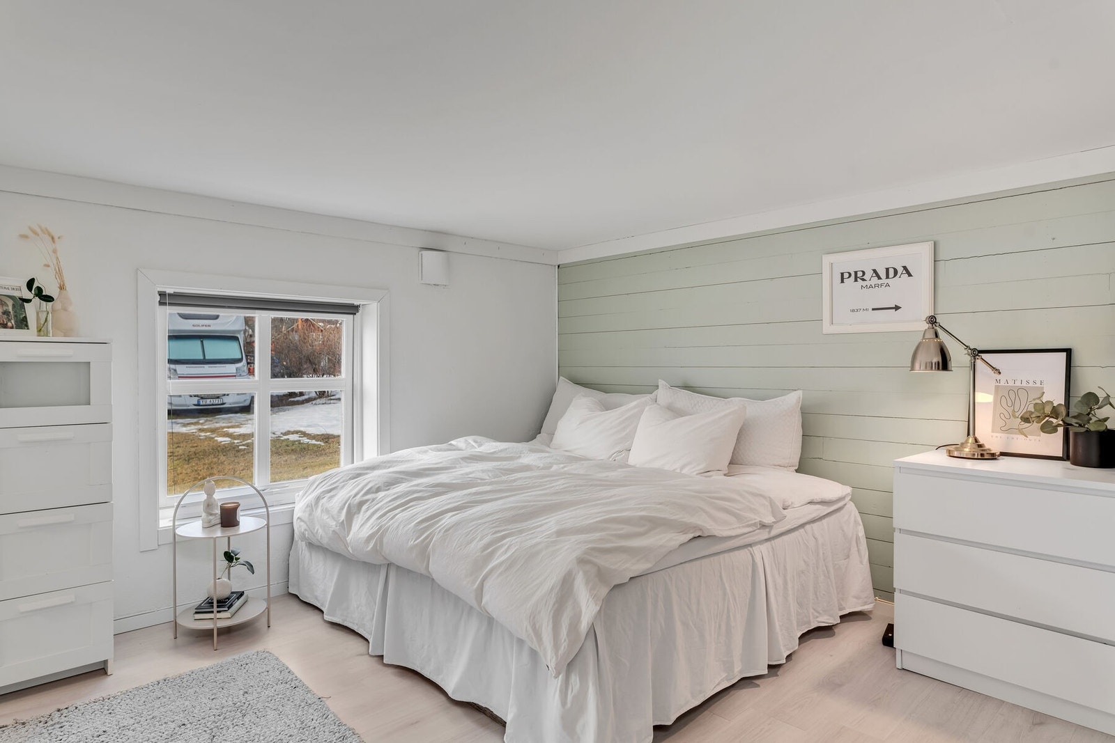 Disponibelt rom - har lav himlingshøyde - 1,93 m Det foreligger ingen tegninger av denne etasjen, og det er derfor uklart hva som er byggegodkjent. Det er ikke sendt søknad til kommunen om bruksendring av rommet. Galleribilde