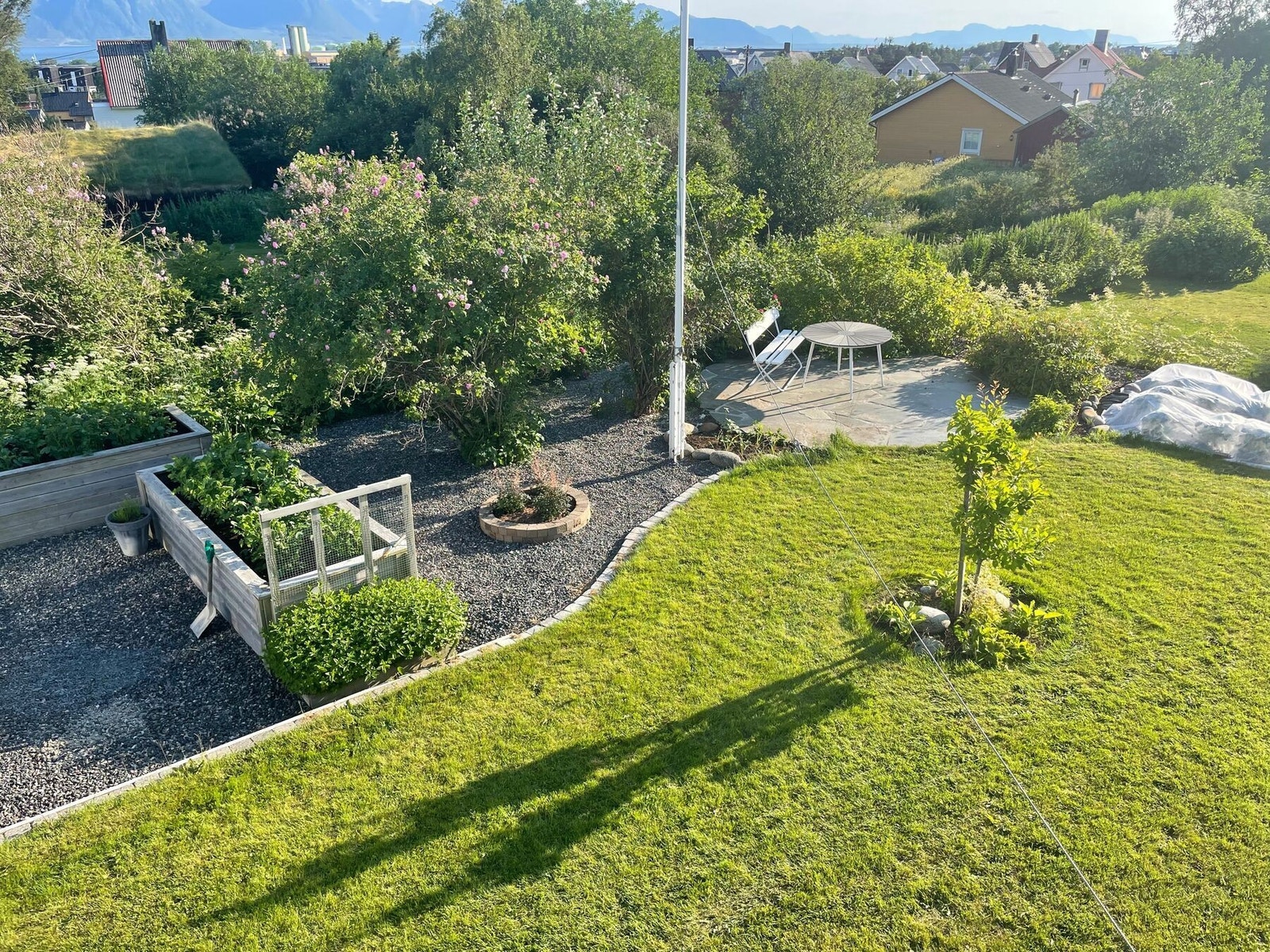 Pent hageområde, opparbeidet med plen, trær og diverse beplatning. Galleribilde