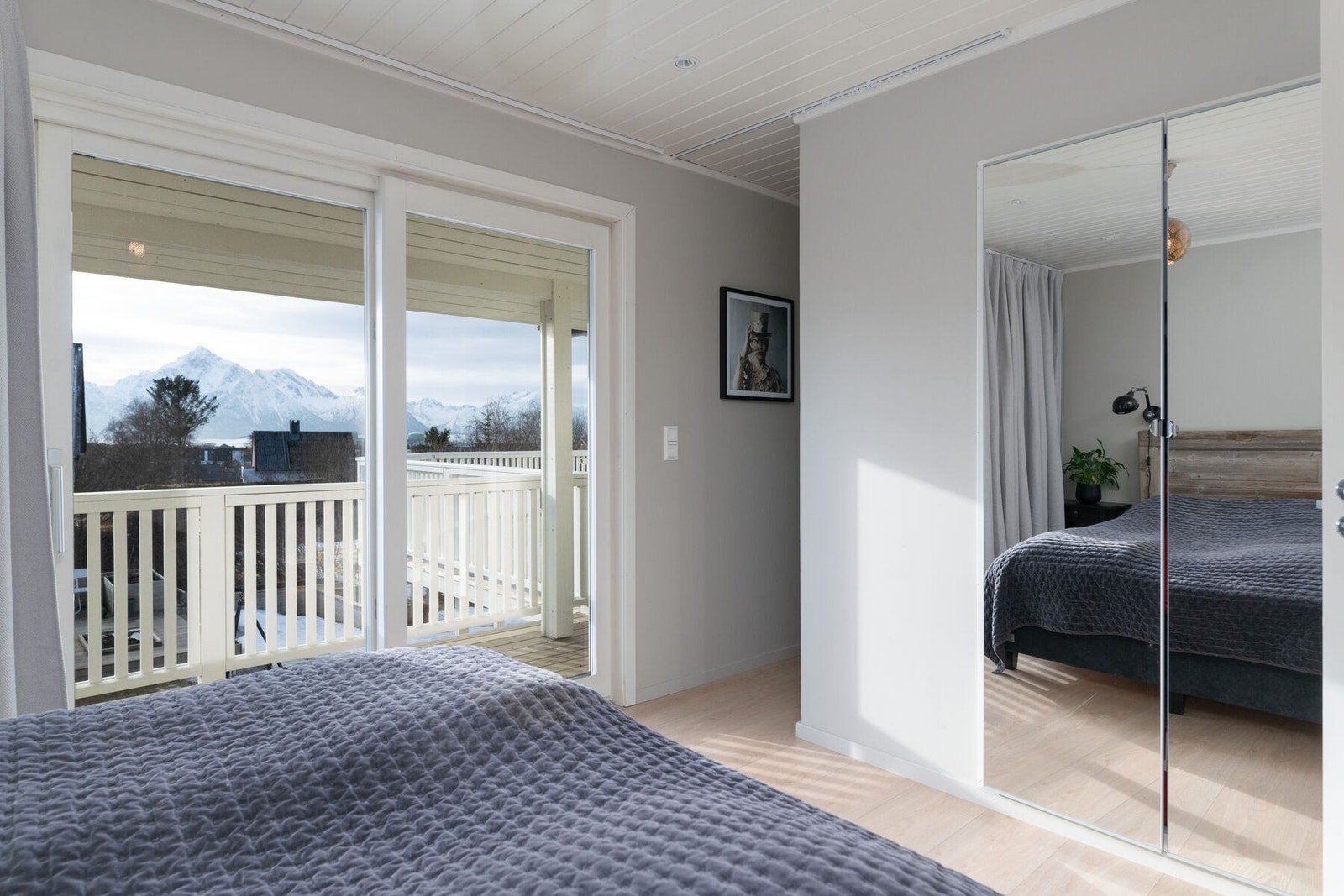 Rommet er av god størrelse, med rikelig oppbevaringsplass. Store vindusflater gir dagslys og flott fjellutsikt. Galleribilde