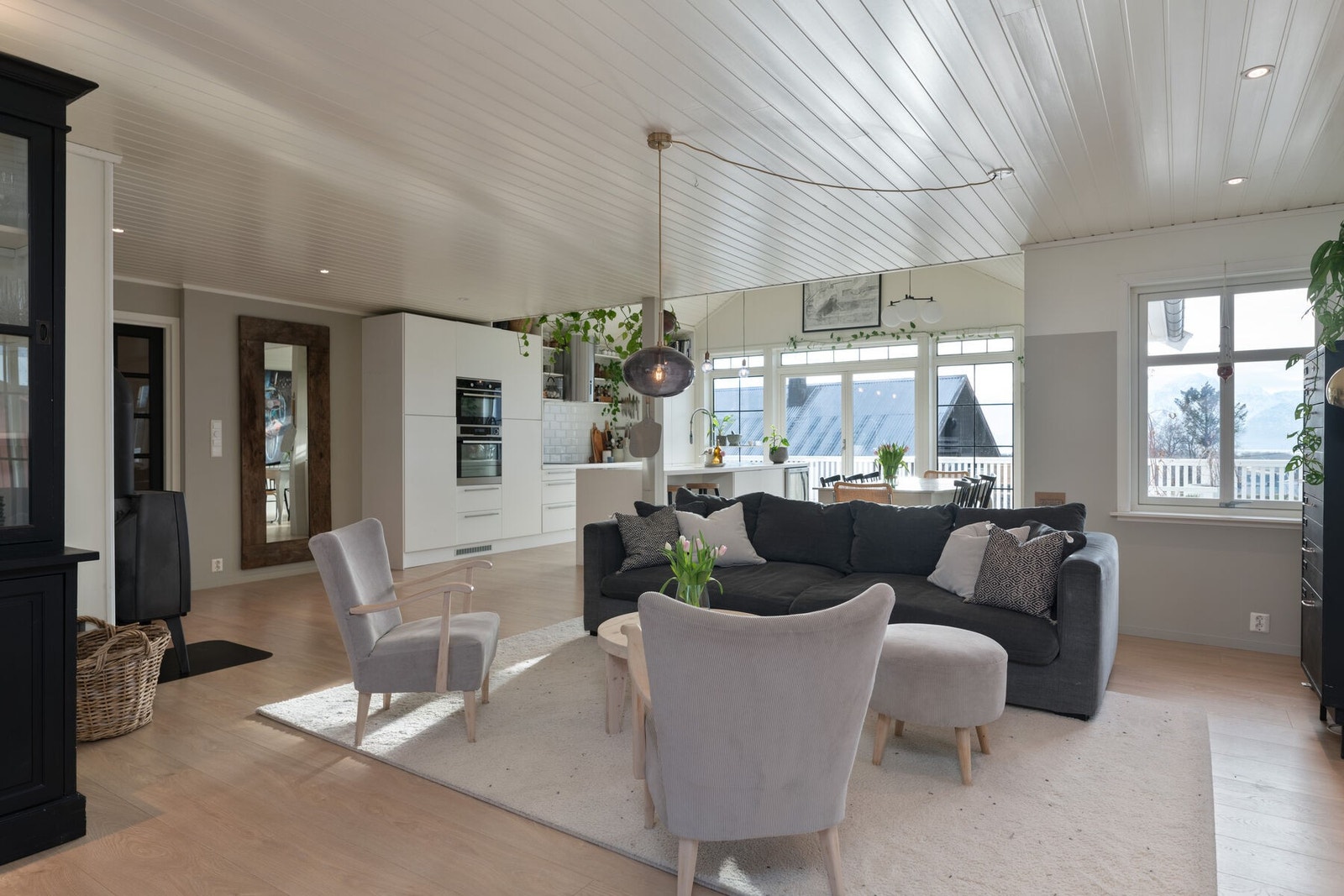 Boligen fra 1966 er totalrenovert i senere år og har en gjennomgående god standard med moderne utførelser og tidløse fargevalg Galleribilde