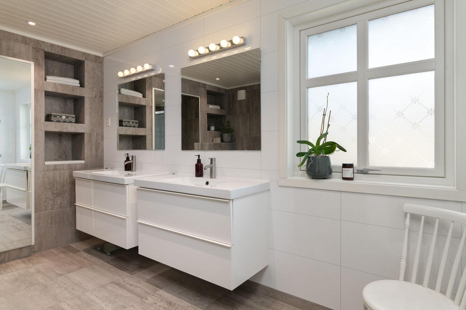 Delikat bad av god størrelse med varmekabler i gulvet, innredet med dobbel servant. Galleribilde