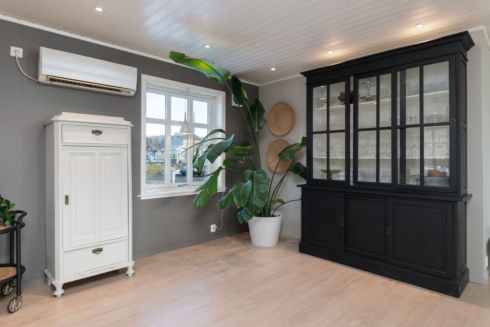 Boligen er utført med moderne slette vegger i tidløse fargetoner, laminat på gulv og spotbelysning i taket. Store vinduer gir godt dagslys i stuen. Galleribilde