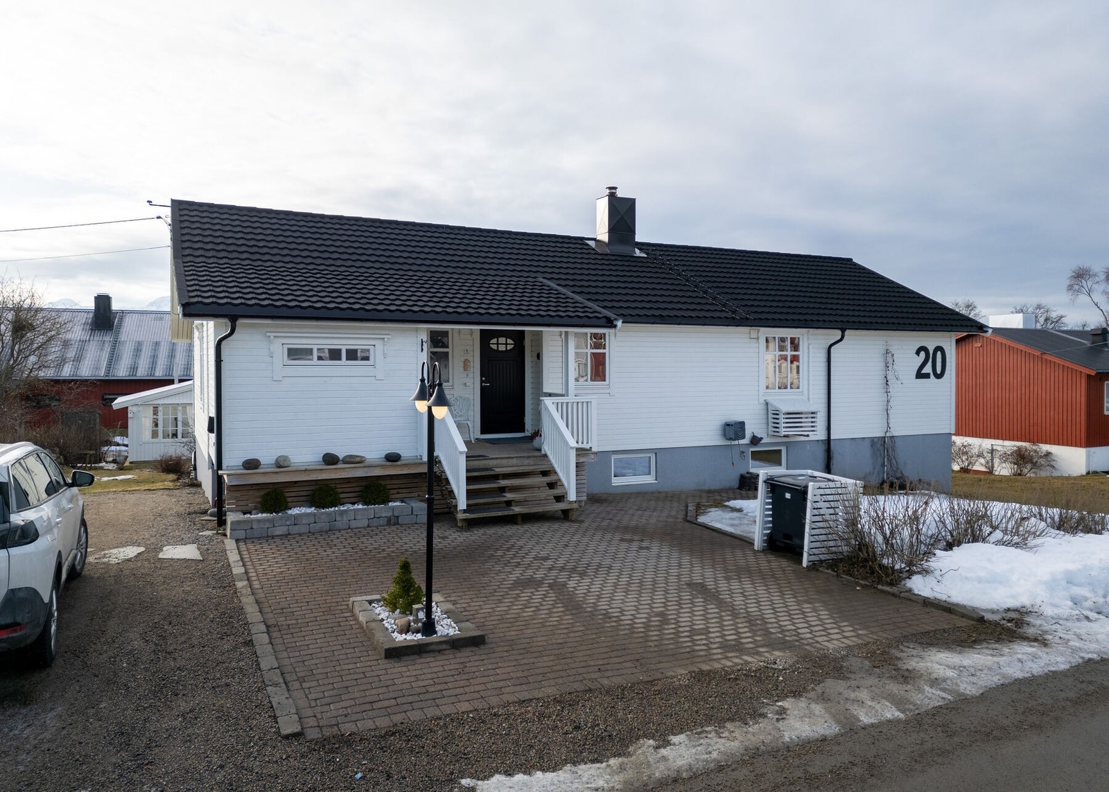 Gårdsplassen er delvis utført med belegningsstein, og har god plass til parkering i tillegg til dobbelgarasjen Galleribilde