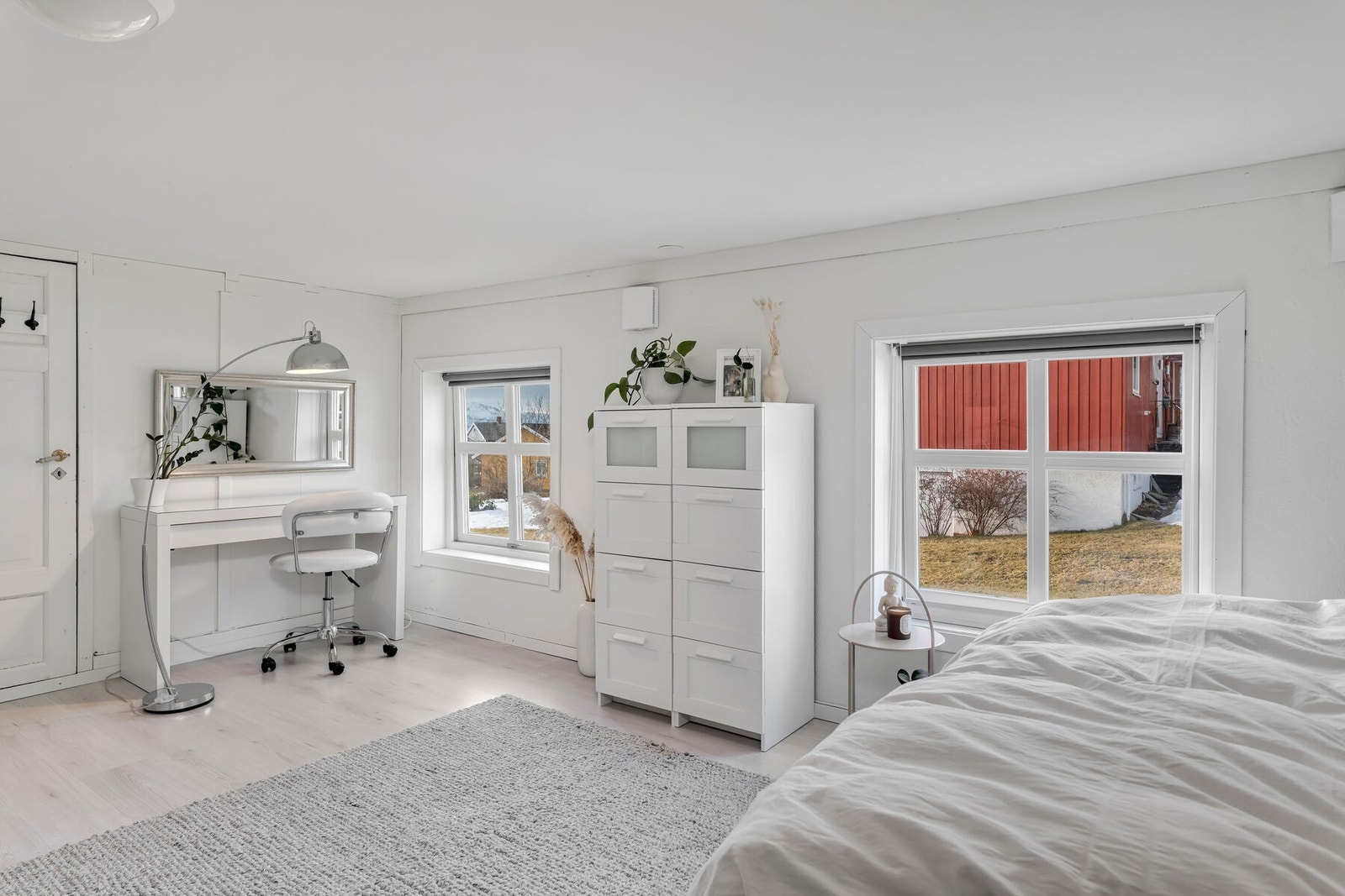 Disponibelt rom. har lav himlingshøyde - 1,93 m Det foreligger ingen tegninger av denne etasjen, og det er derfor uklart hva som er byggegodkjent. Det er ikke sendt søknad til kommunen om bruksendring av rommet. Galleribilde