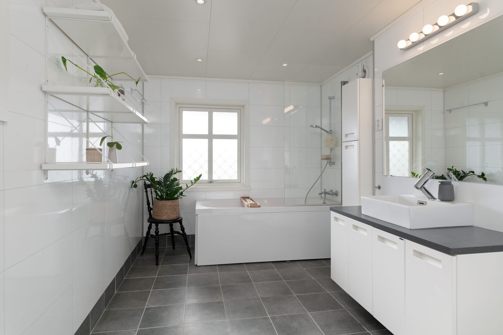 Lyst bad med varmekabler i gulvet og spotter i tak. Galleribilde