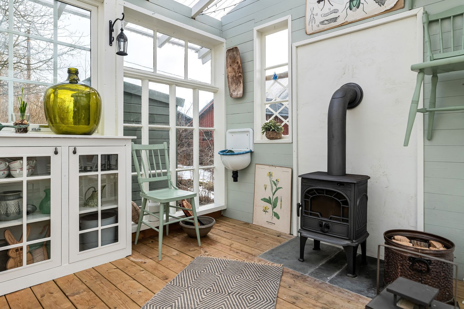 Her kan fine stunder nytes hele året rundt. Vedovnen sørger for god varme. Galleribilde