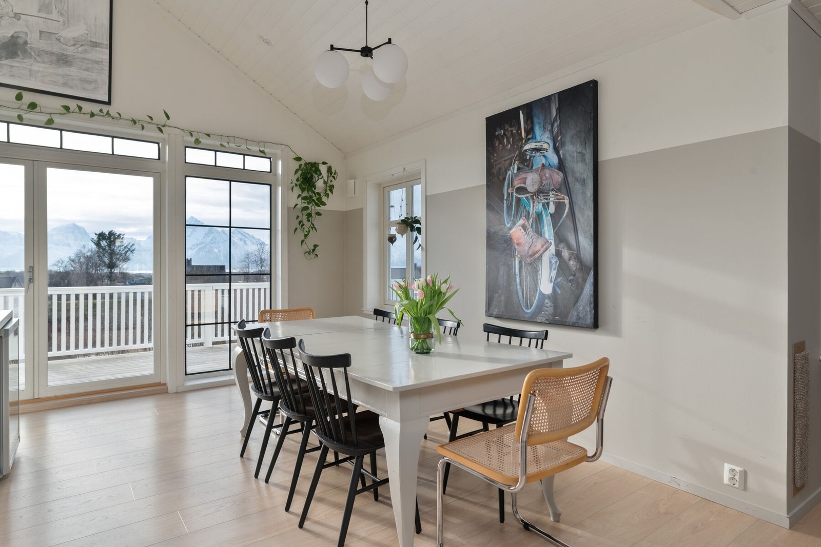 God plass til møblering av spisestue ved kjøkkenet, med utgang til veranda. Galleribilde