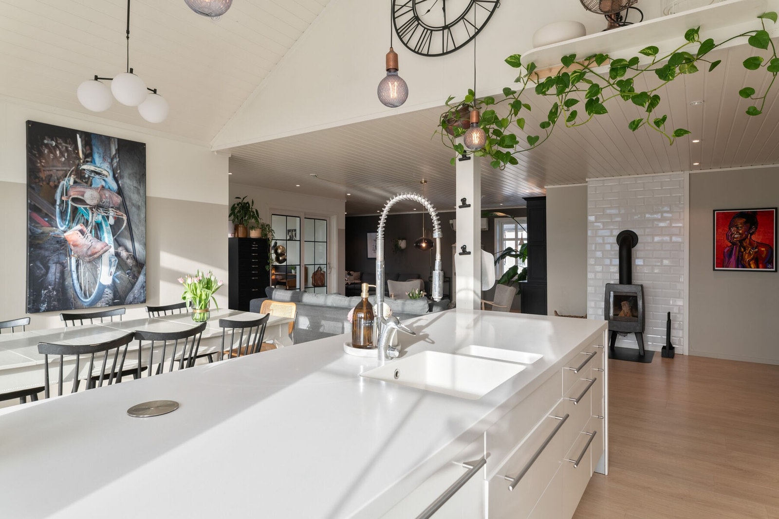 Den gode takhøyden gir rommet en åpen og god atmosfære. Galleribilde